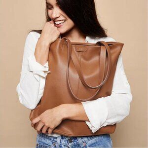 LEATHEROLOGY Uptown Vertical Tote Bag Cognac